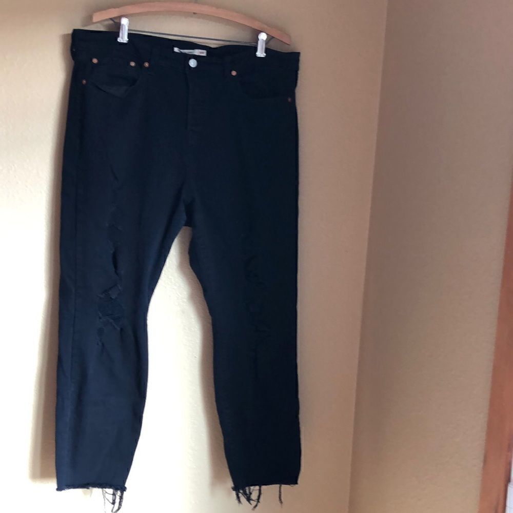 Levi’s 501 Wedgie Skinny Jeans Size 18W Black distressing to front legs raw hem